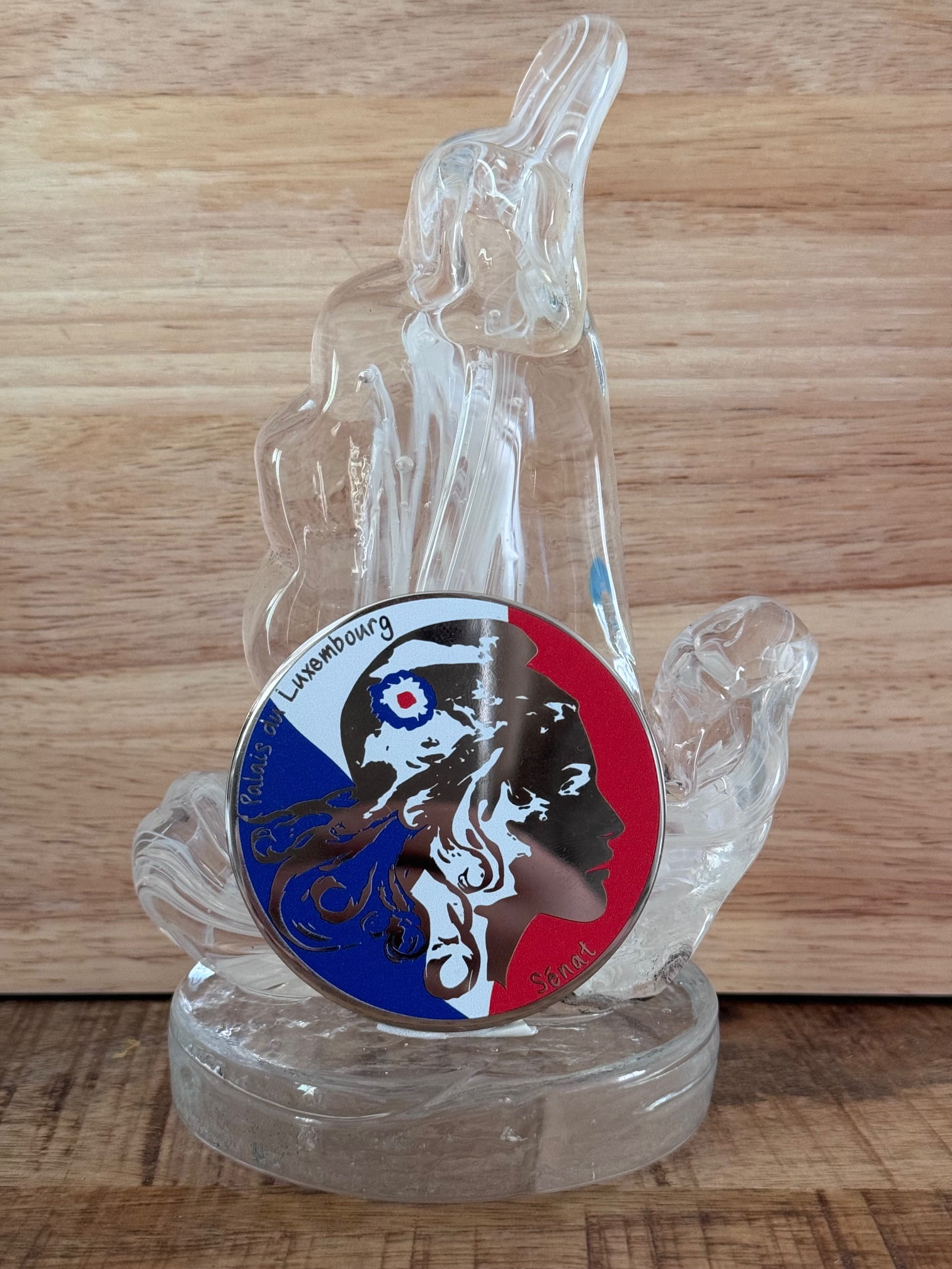 Remise de la médaille du sénat par la sénatrice des Alpes maritimes