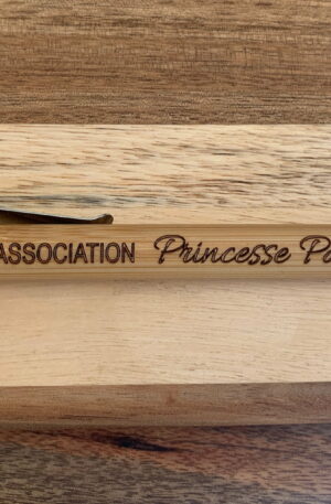 Stylo en bois gravé